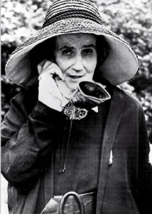 Helt uten sammenheng med teksten: Madame de Meuron (1882-1980), en sveitsisk aristokrat, her med øretrompet